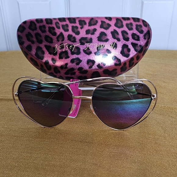 Betsey Johnson Heart Shaped Sunglasses & Sunglass Case Bundle - Picture 4 of 14